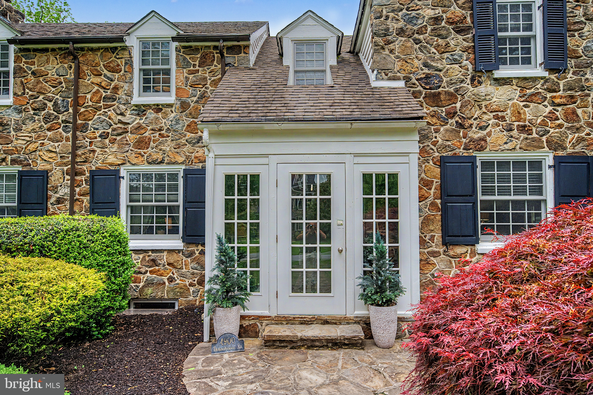 4900 Threadneedle Road Wilmington, DE 19807 - Photo 2 of 49 Quaint front entry vestibule