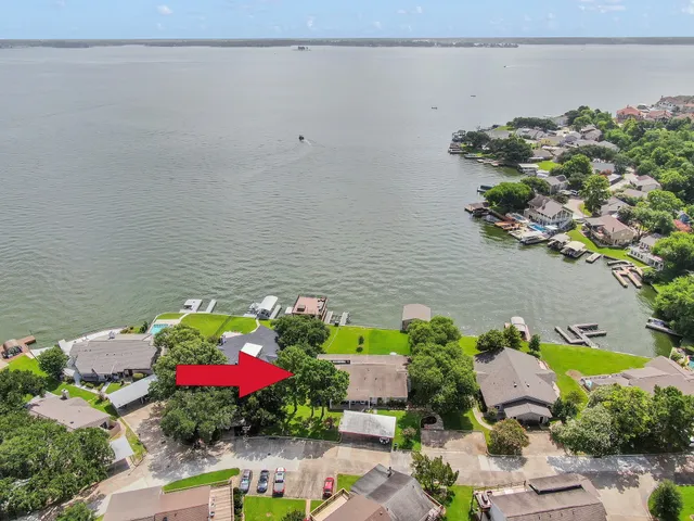 a picture of a lake view