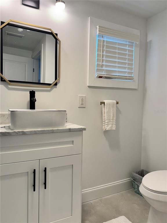 701 Broadway Street Longboat Key, FL 34228 - Photo 19 of 33 a bathroom with a toilet sink and mirror