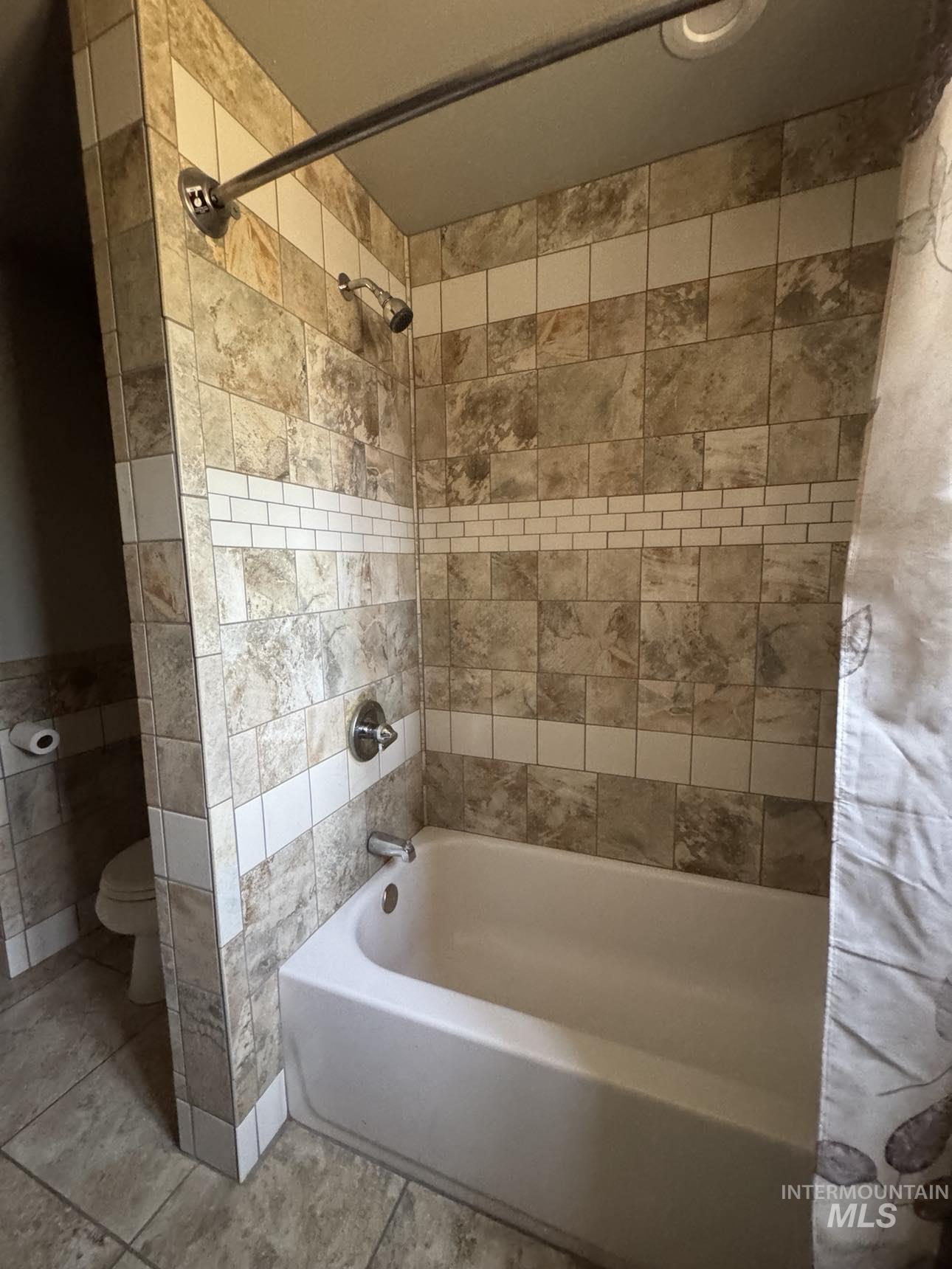40336 Sr 129 Anatone, WA 99401 - Photo 15 of 29 Bathroom featuring shower / tub combo with curtain and tile walls