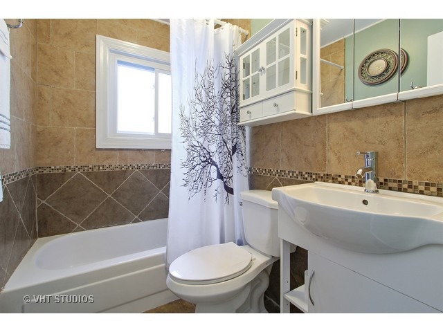 115 East Oltendorf Road Streamwood, IL 60107 - Photo 7 of 10 a bathroom with a sink a toilet and shower
