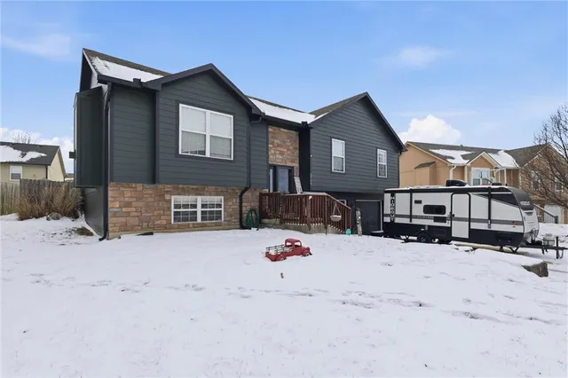 $325,000 | 2708 Hickory Court, Tonganoxie, KS 66086