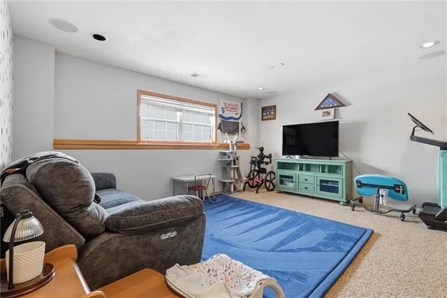 $325,000 | 2708 Hickory Court, Tonganoxie, KS 66086