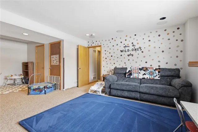 $325,000 | 2708 Hickory Court, Tonganoxie, KS 66086