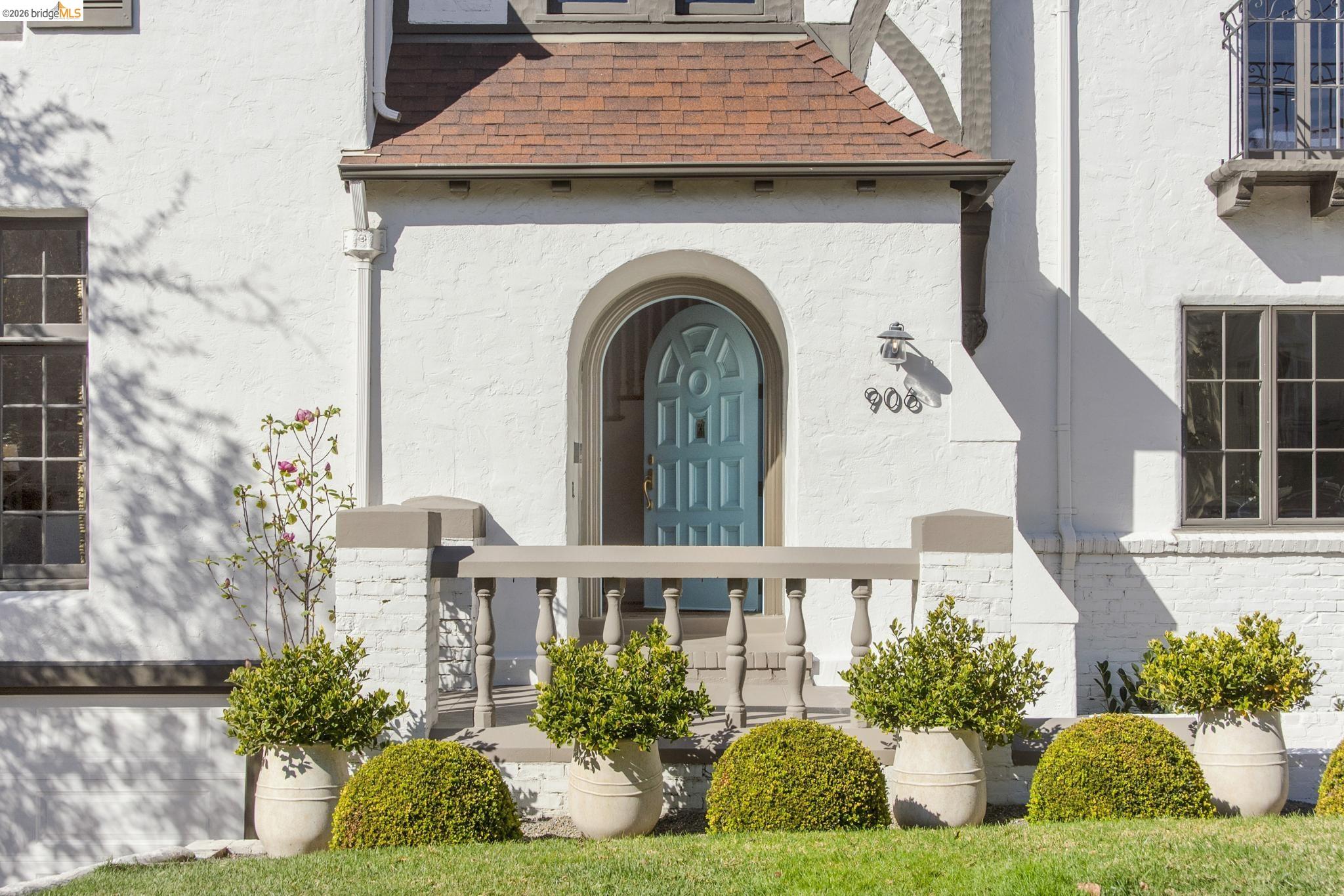 906 Paramount Road Oakland, CA 94610 - Photo 3 of 60 a view of a house with a garden