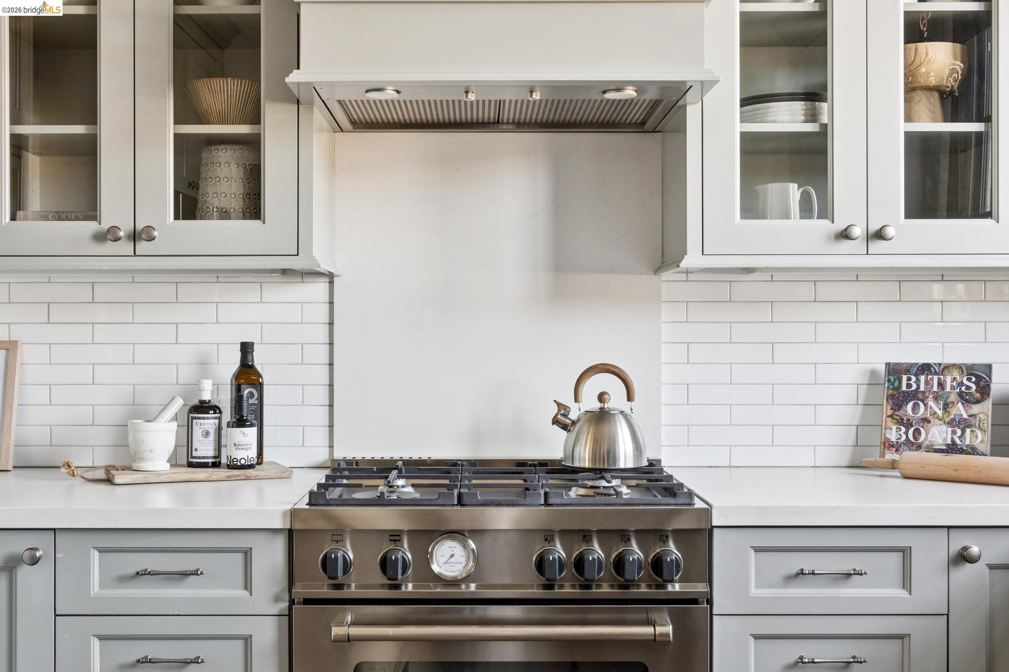 906 Paramount Road Oakland, CA 94610 - Photo 49 of 60 a close view of a stove