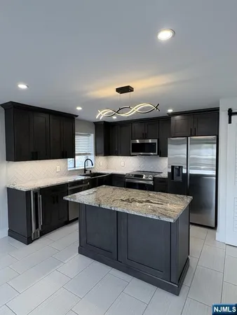$2,300 | 281 Park Street, Unit 2L, Hackensack, NJ 07601