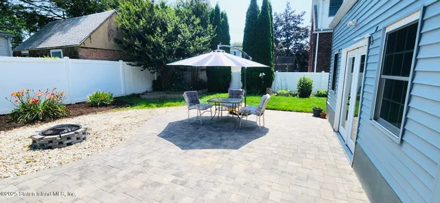 a view of a yard in front of the house