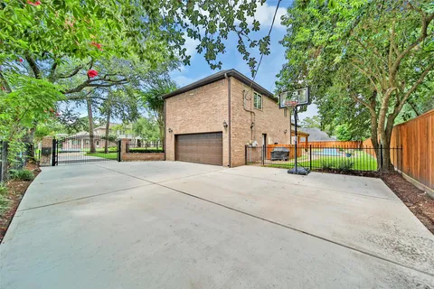 $3,598,000 | 11407 Holidan Way, Hedwig Village, TX 77024