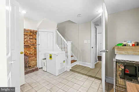 a view of an entryway with workspace