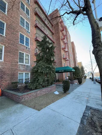 $339,888 | 241-20 Northern Boulevard, Unit 2C | Douglaston