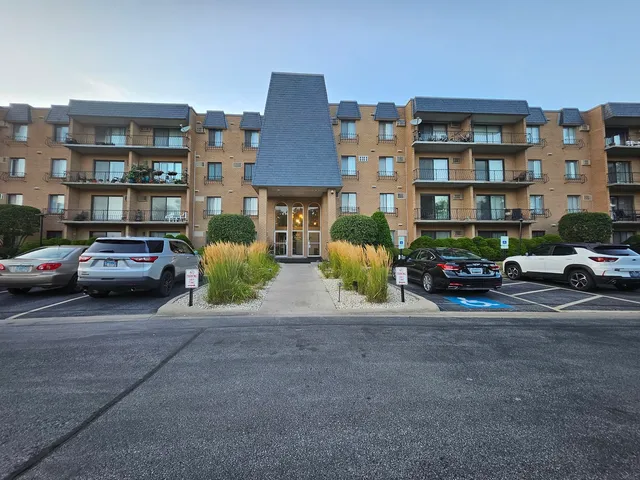 $138,000 | 931 West Arquilla Drive, Unit 415, Glenwood, IL 60425