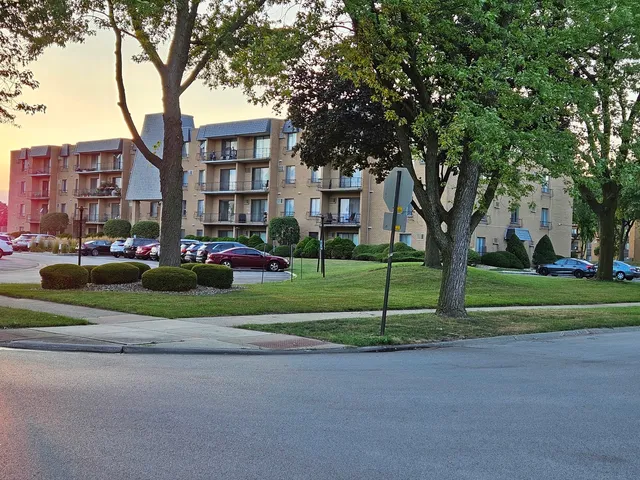 $138,000 | 931 West Arquilla Drive, Unit 415, Glenwood, IL 60425