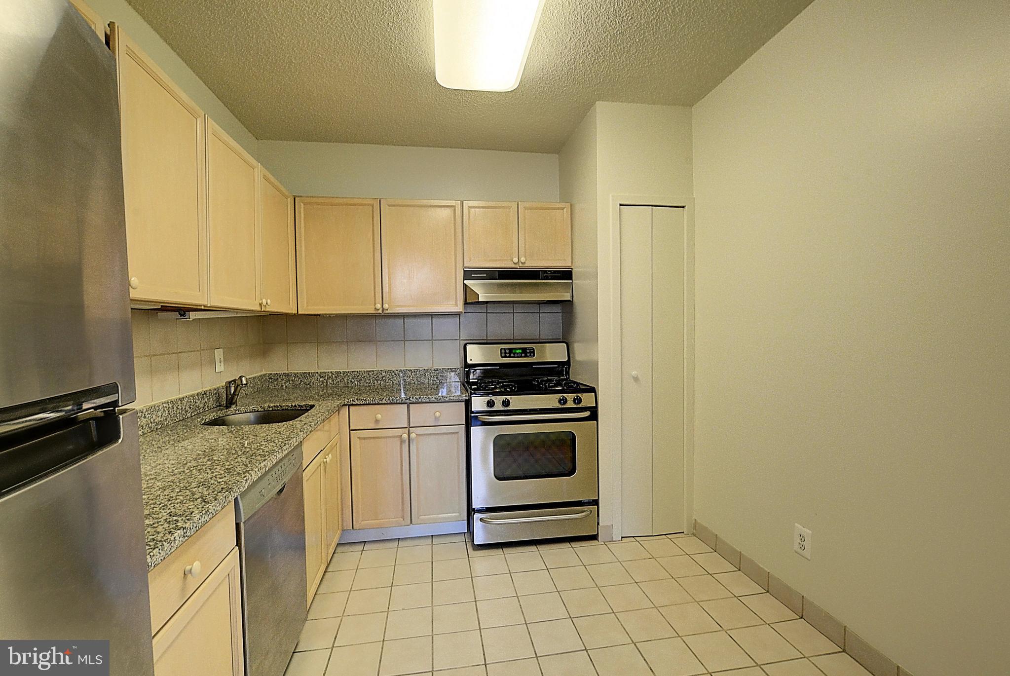 5225 Pooks Hill Road, Unit B24N Bethesda, MD 20814 - Photo 9 of 24 Kitchen