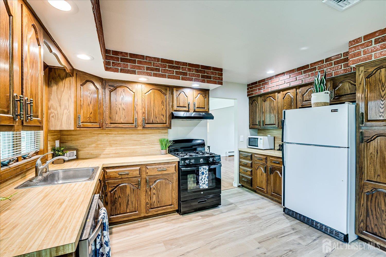 40 Montclair Avenue Edison, NJ 08820 - Photo 23 of 57