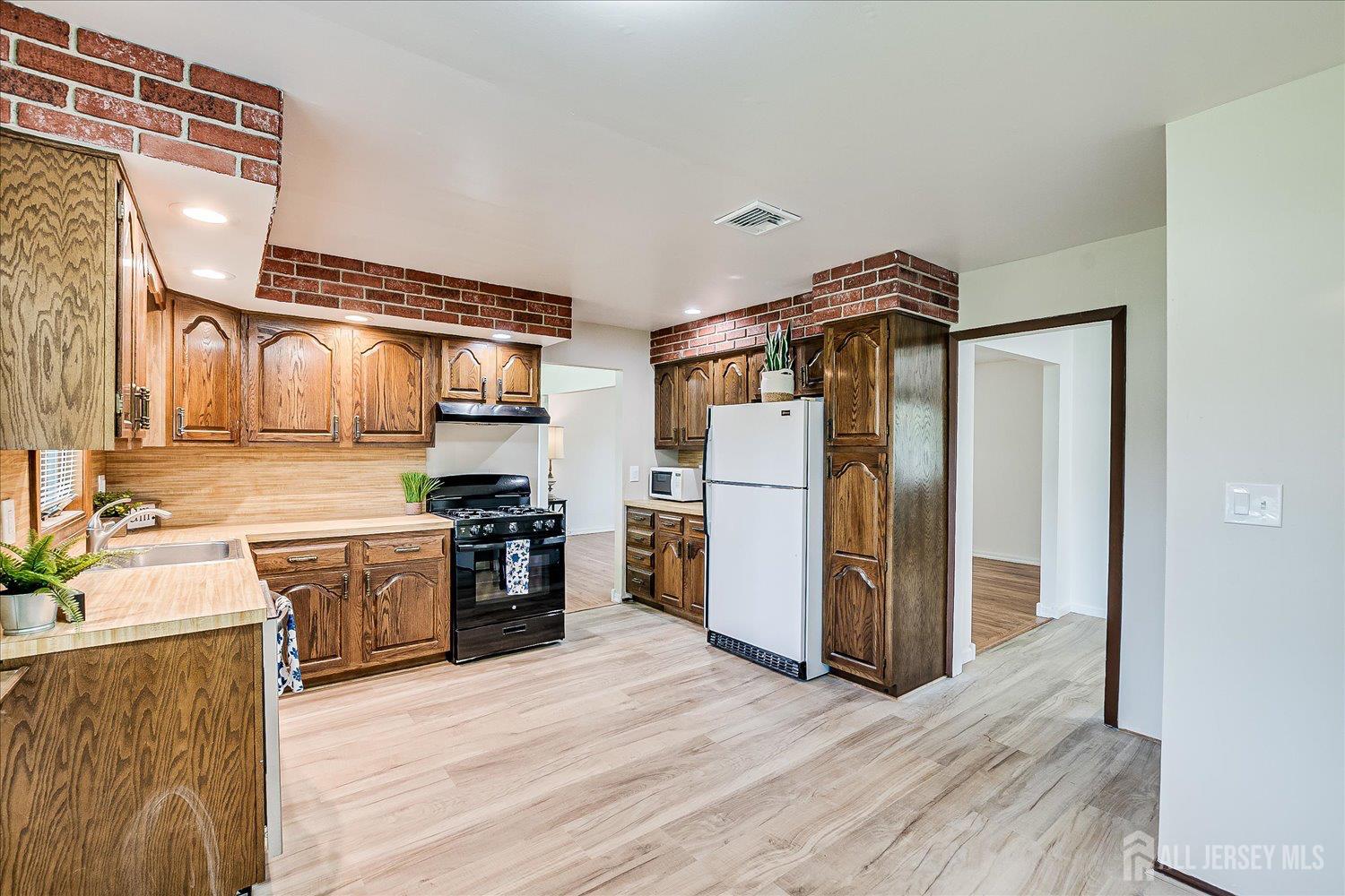 40 Montclair Avenue Edison, NJ 08820 - Photo 28 of 57