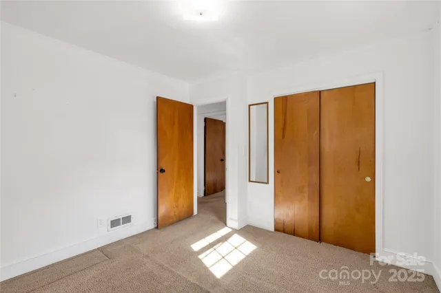 a view of entryway with window