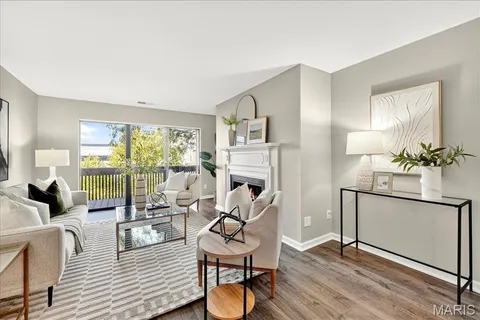 $210,000 | 950 East Rue De La Banque, Unit 208, Creve Coeur, MO 63141