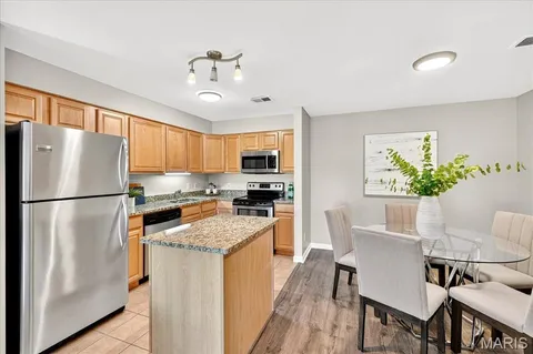 $210,000 | 950 East Rue De La Banque, Unit 208, Creve Coeur, MO 63141