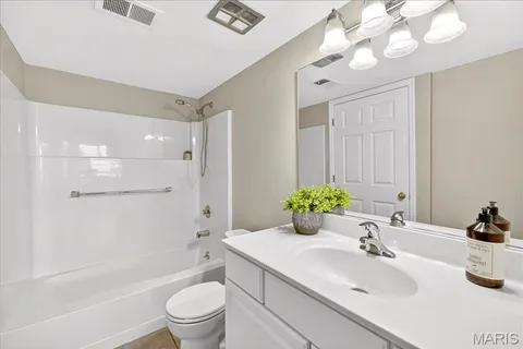 $210,000 | 950 East Rue De La Banque, Unit 208, Creve Coeur, MO 63141