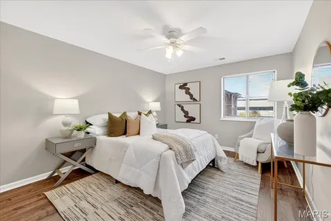 $210,000 | 950 East Rue De La Banque, Unit 208, Creve Coeur, MO 63141