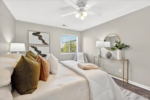 $210,000 | 950 East Rue De La Banque, Unit 208, Creve Coeur, MO 63141