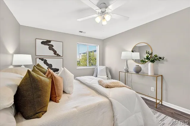 $210,000 | 950 East Rue De La Banque, Unit 208, Creve Coeur, MO 63141