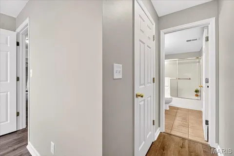 $210,000 | 950 East Rue De La Banque, Unit 208, Creve Coeur, MO 63141