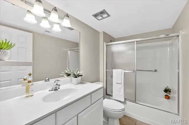 $210,000 | 950 East Rue De La Banque, Unit 208, Creve Coeur, MO 63141