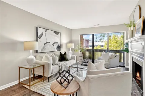 $210,000 | 950 East Rue De La Banque, Unit 208, Creve Coeur, MO 63141