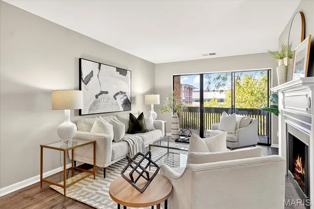 $210,000 | 950 East Rue De La Banque, Unit 208, Creve Coeur, MO 63141