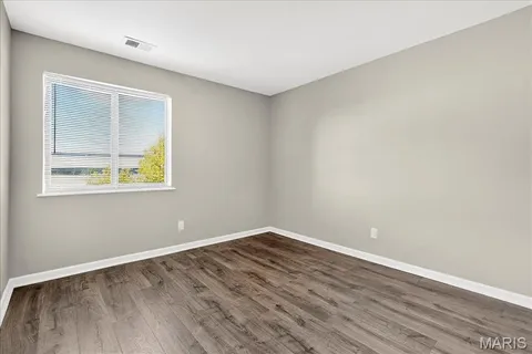 $210,000 | 950 East Rue De La Banque, Unit 208, Creve Coeur, MO 63141