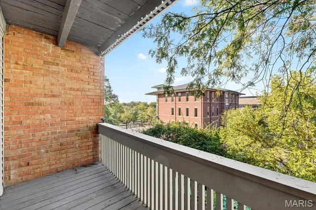 $210,000 | 950 East Rue De La Banque, Unit 208, Creve Coeur, MO 63141