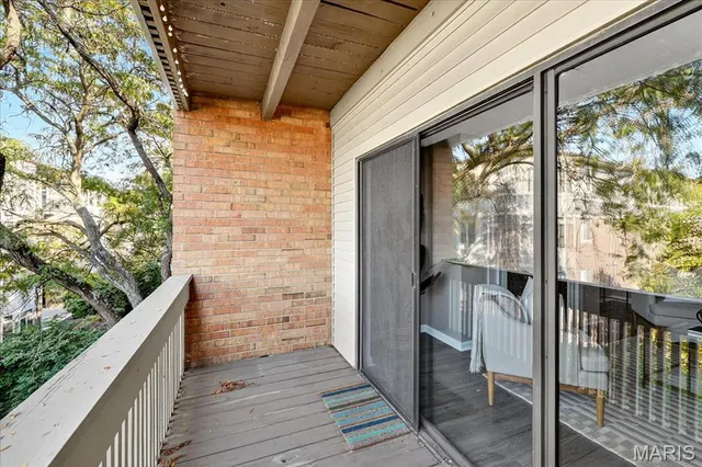 $210,000 | 950 East Rue De La Banque, Unit 208, Creve Coeur, MO 63141