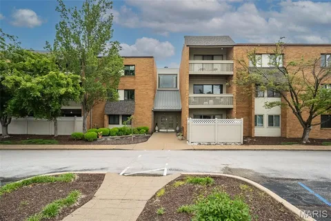 $210,000 | 950 East Rue De La Banque, Unit 208, Creve Coeur, MO 63141