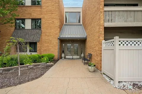 $210,000 | 950 East Rue De La Banque, Unit 208, Creve Coeur, MO 63141