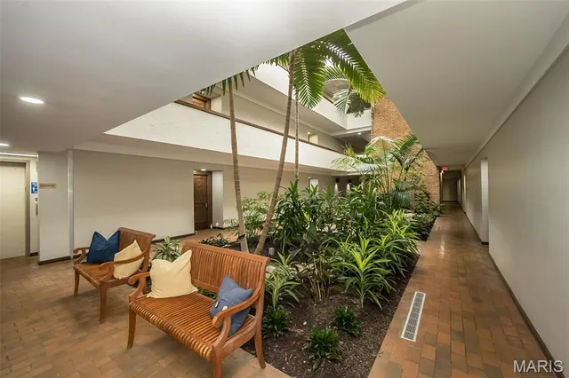 $210,000 | 950 East Rue De La Banque, Unit 208, Creve Coeur, MO 63141