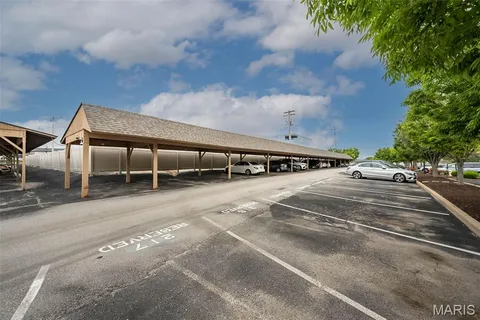 $210,000 | 950 East Rue De La Banque, Unit 208, Creve Coeur, MO 63141