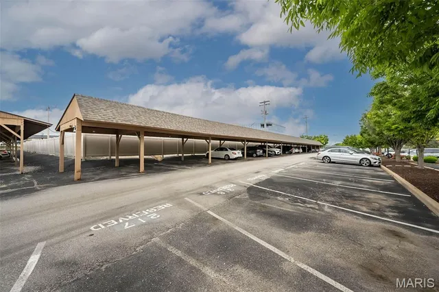 $210,000 | 950 East Rue De La Banque, Unit 208, Creve Coeur, MO 63141