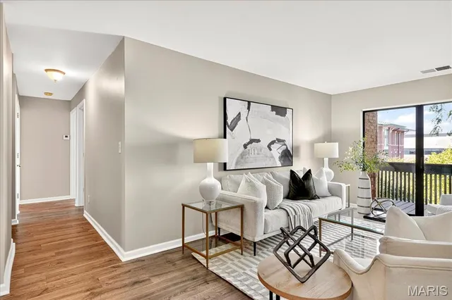$210,000 | 950 East Rue De La Banque, Unit 208, Creve Coeur, MO 63141