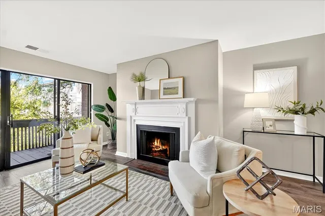 $210,000 | 950 East Rue De La Banque, Unit 208, Creve Coeur, MO 63141