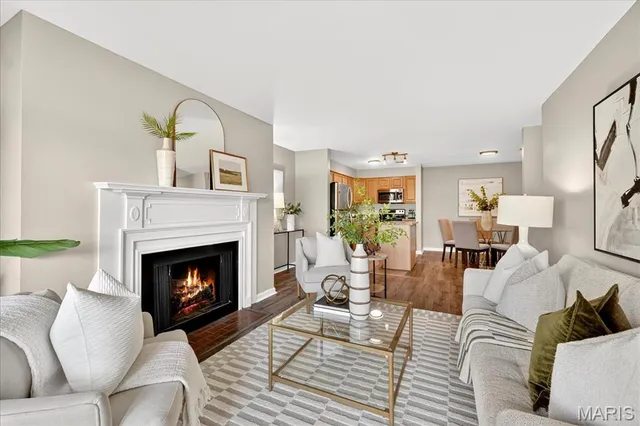 $210,000 | 950 East Rue De La Banque, Unit 208, Creve Coeur, MO 63141