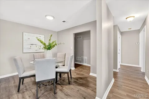 $210,000 | 950 East Rue De La Banque, Unit 208, Creve Coeur, MO 63141