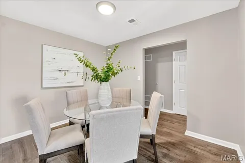 $210,000 | 950 East Rue De La Banque, Unit 208, Creve Coeur, MO 63141