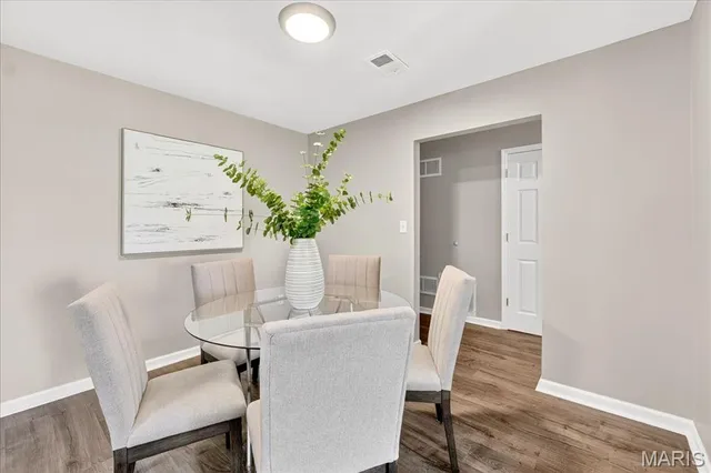 $210,000 | 950 East Rue De La Banque, Unit 208, Creve Coeur, MO 63141