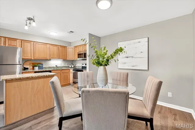 $210,000 | 950 East Rue De La Banque, Unit 208, Creve Coeur, MO 63141