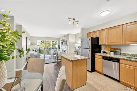 $210,000 | 950 East Rue De La Banque, Unit 208, Creve Coeur, MO 63141