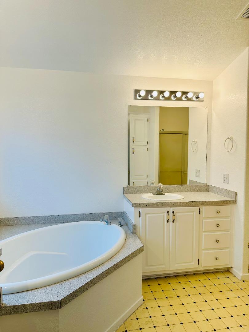 200 Ford Road, Unit 227 San Jose, CA 95138 - Photo 25 of 27 a bathroom with a bathtub and a sink