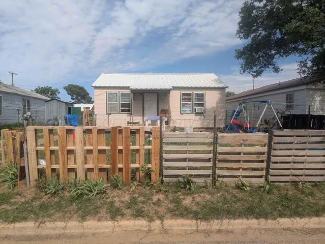 $50,000 | 325 Morse Avenue, Stinnett, TX 79083