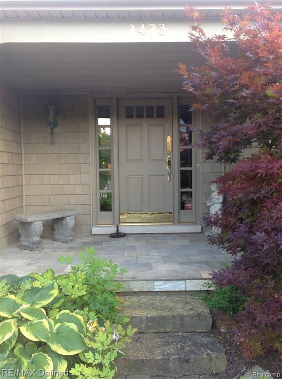 1423 Oakstone Drive Rochester, MI 48309 - Photo 3 of 23 Grand slate porch entrance